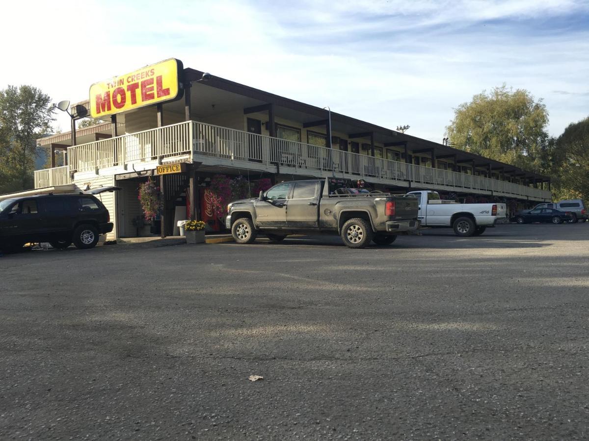 Twin Creeks Motel Lumby 외부 사진